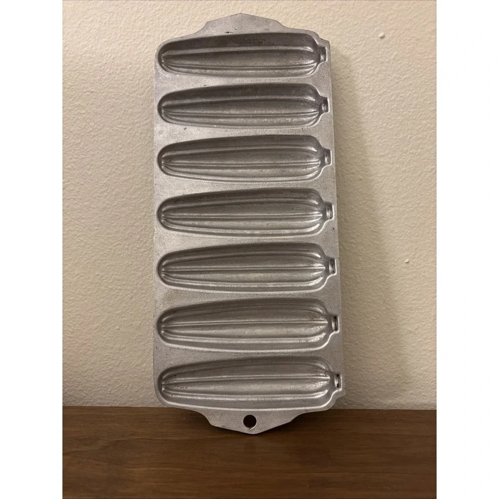 Wearever No.2797 - Cast Aluminum Cornbread - 7-Mold Pan - Made in U.S.A.